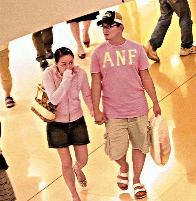 陈冠希照片事件中的女孩们,和她们背后那扇永远也关不上的“门”
