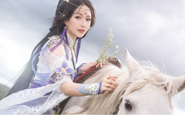 Coser为防走光有多拼?妹子骑马玩COS,安全裤穿了三层