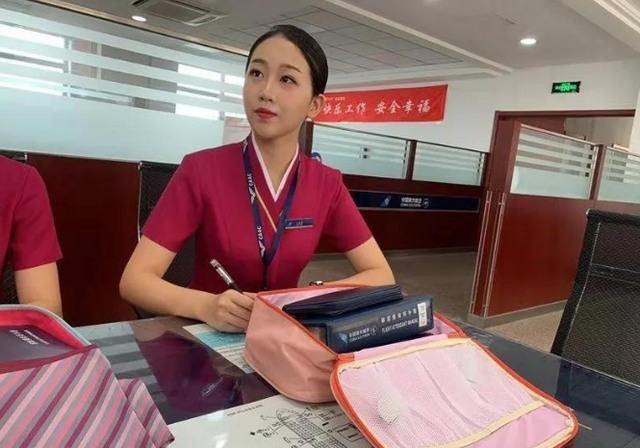 南航空姐一张不堪入目的“不雅照”曝光:女孩,你的底线在哪?