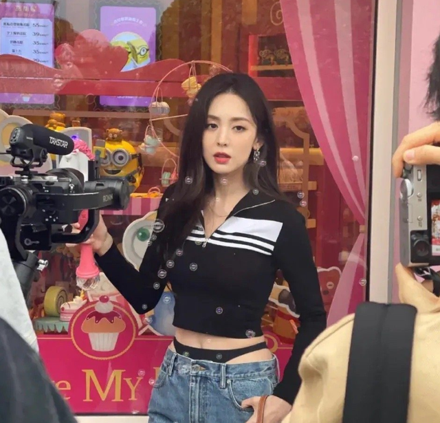 《饥饿游戏》女演员被威胁,无奈晒全裸照:我的身体,我做主