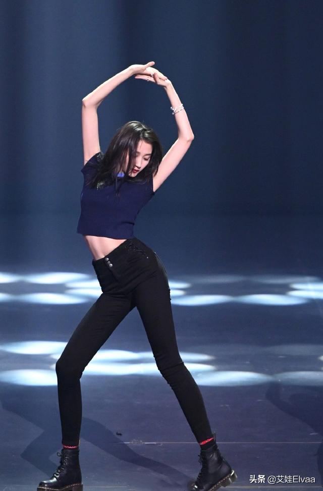 关晓彤深夜真不怕冷,穿健美五分裤自拍,这172“麻杆腿”太吸睛