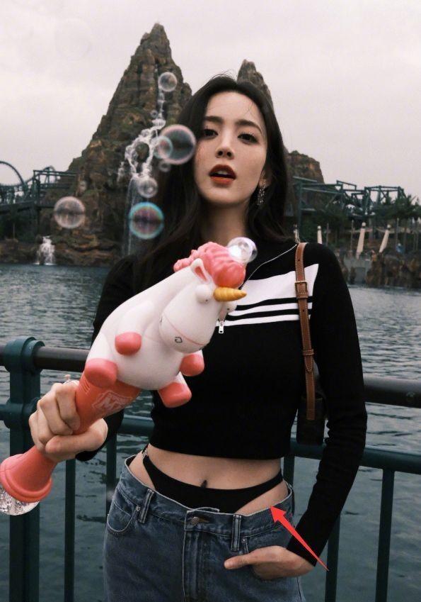 《饥饿游戏》女演员被威胁,无奈晒全裸照:我的身体,我做主