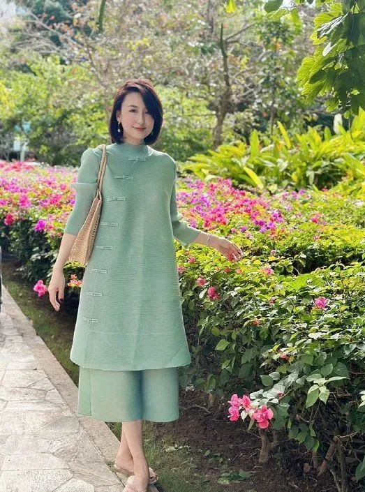张蕾才是“央视门面”!穿中式旗袍美得清新脱俗,不愧是气质才女