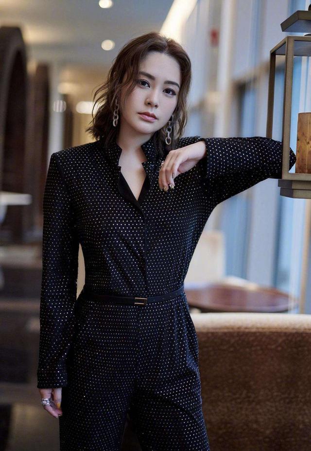 陈冠希照片事件中的女孩们,和她们背后那扇永远也关不上的“门”