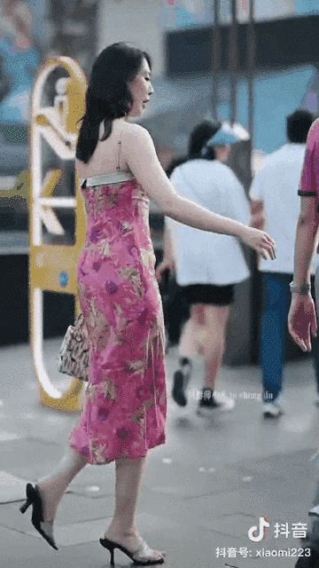 国企领导和女员工出轨,女主大量私照被扒,高奢生活让人“跪服”