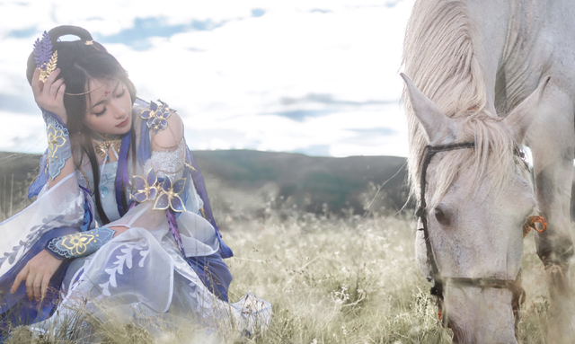 Coser为防走光有多拼?妹子骑马玩COS,安全裤穿了三层