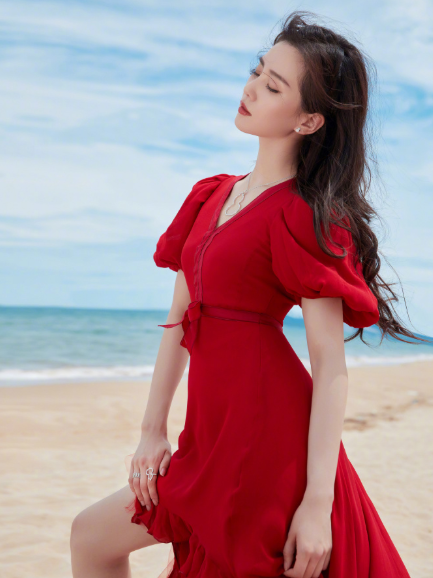 周也长的真高级,校服大片拍出电影质感,甜拽女孩爱了爱了