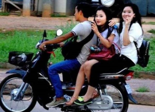 为啥女生坐电动车总是“侧身坐”?小姐姐把手捂住脸:不懂别瞎问