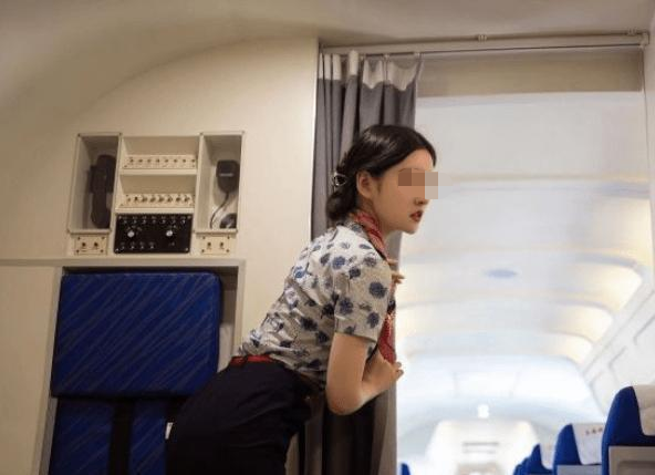 南航空姐一张不堪入目的“不雅照”曝光:女孩,你的底线在哪?