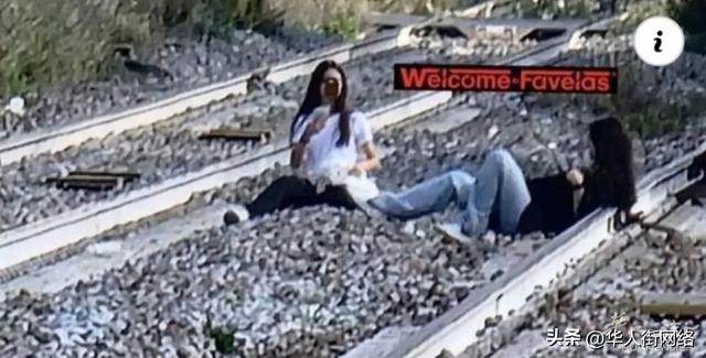 意大利一些年轻女孩为了发抖音躺在铁轨上自拍,网友纷纷谴责
