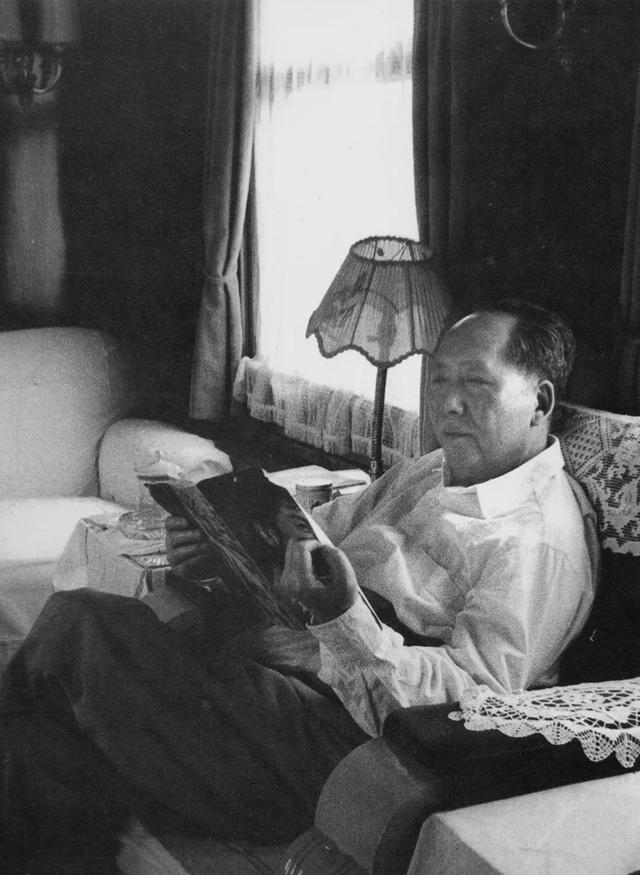 1972年,50多岁老妇到中南海申冤,毛主席怒拍桌子:把叶剑英找来