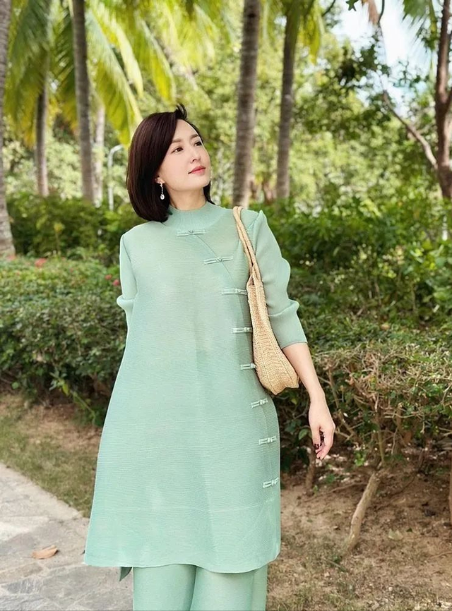 张蕾才是“央视门面”!穿中式旗袍美得清新脱俗,不愧是气质才女