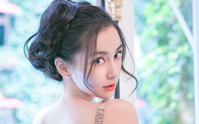 《奔跑吧》杨颖身穿礼服,全程手捂小腹,得知真相后,太尴尬