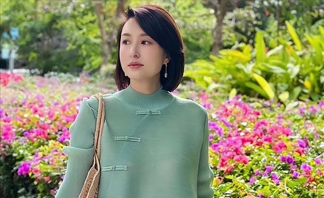 张蕾才是“央视门面”!穿中式旗袍美得清新脱俗,不愧是气质才女