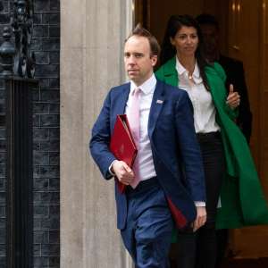 外籍男友艳照-丑人多作怪英国卫生大臣艳照泄露，是中国摄像头的错？