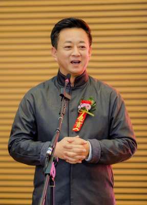 董卿性丑闻-朱军的名场面：按金晨屁股，拉董卿手，翻车的“丑闻”实在太怨了