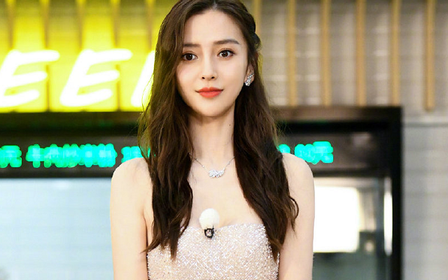 《奔跑吧》杨颖身穿礼服,全程手捂小腹,得知真相后,太尴尬