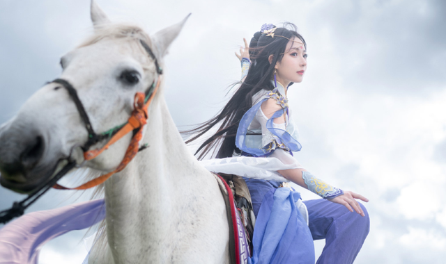 Coser为防走光有多拼?妹子骑马玩COS,安全裤穿了三层