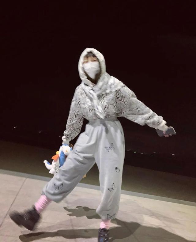 讲真的|跟着泫雅,我的自拍又多了几个新姿势
