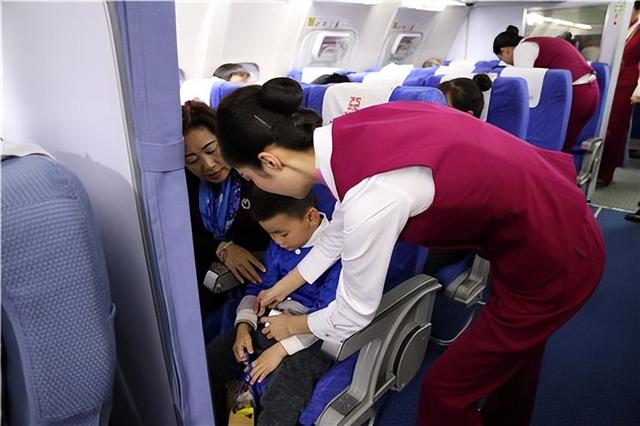 南航空姐一张不堪入目的“不雅照”曝光:女孩,你的底线在哪?
