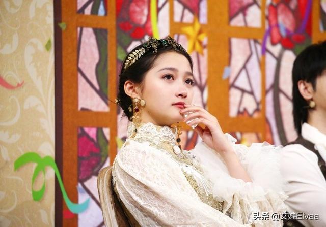 关晓彤深夜真不怕冷,穿健美五分裤自拍,这172“麻杆腿”太吸睛