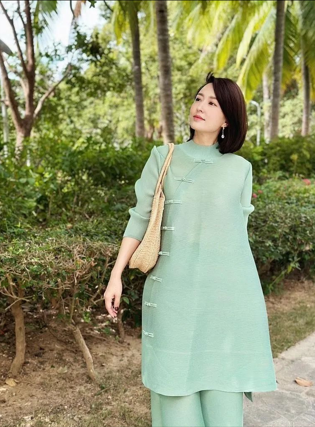 张蕾才是“央视门面”!穿中式旗袍美得清新脱俗,不愧是气质才女