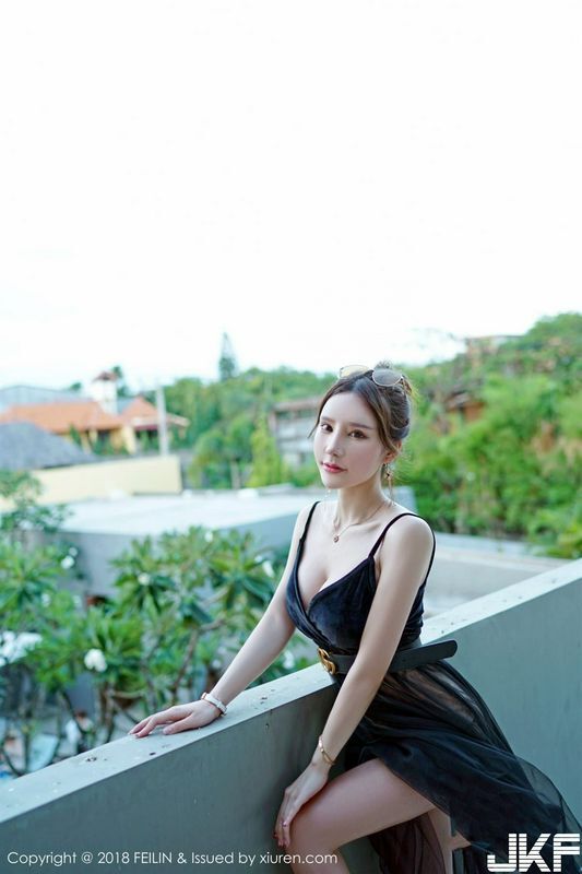 嗲囡囡周于希吊裙黑丝曲缐若隐若现