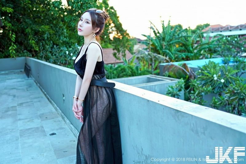 嗲囡囡周于希吊裙黑丝曲缐若隐若现