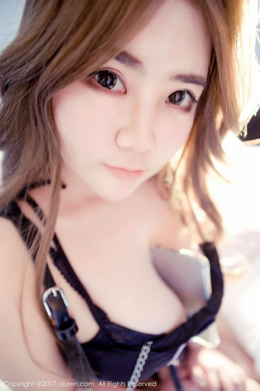 巨乳甜心温伊怡超雄伟双峰夹起手机画面太邪恶了