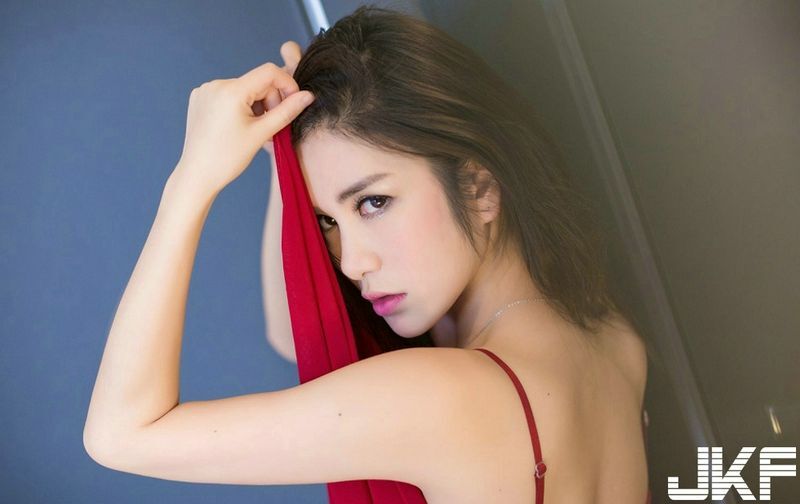 性感少妇李七喜蕾丝红色魅惑写真