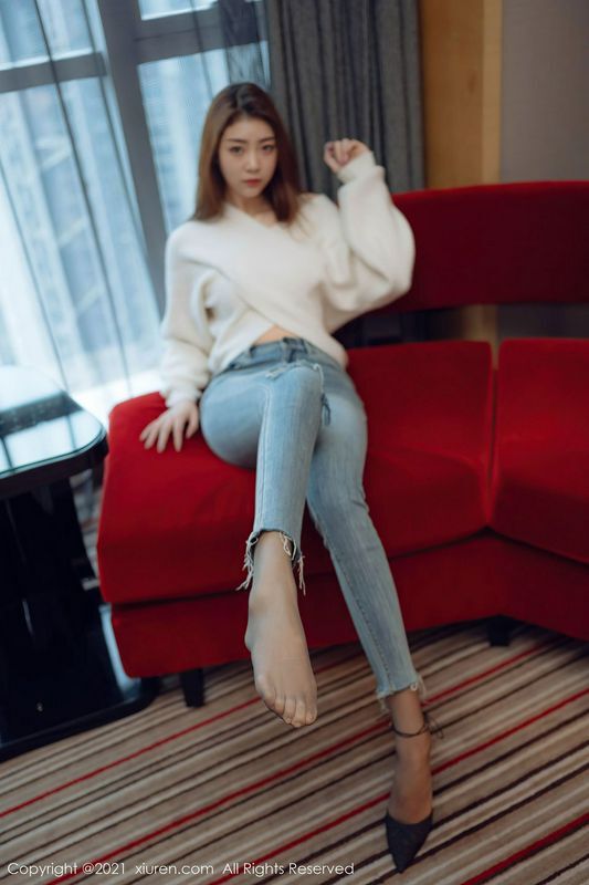 性感诱惑长腿紧身牛仔裤小姐姐