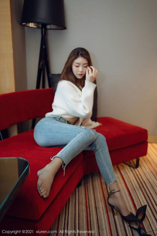 性感诱惑长腿紧身牛仔裤小姐姐