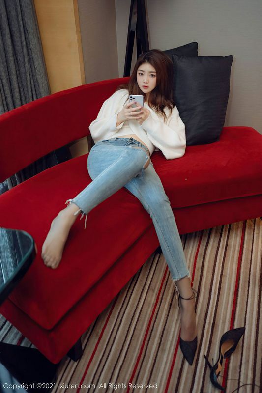 性感诱惑长腿紧身牛仔裤小姐姐