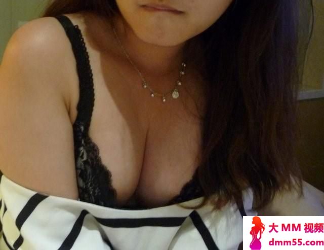 平胸妹的自拍颜射