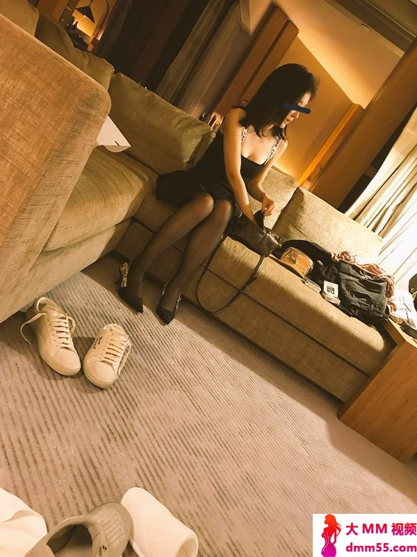 气质黑丝人妻约炮