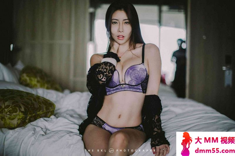 MelodyLow新加坡爆乳