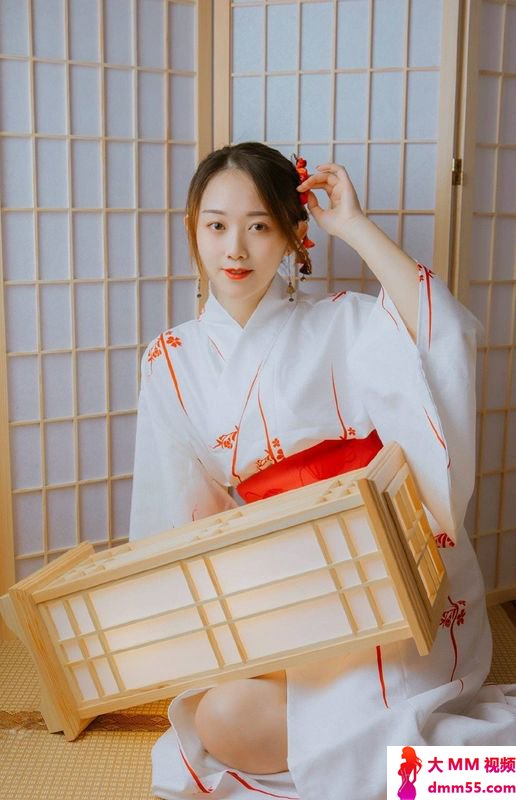 日系美女性感撩人私房写真图