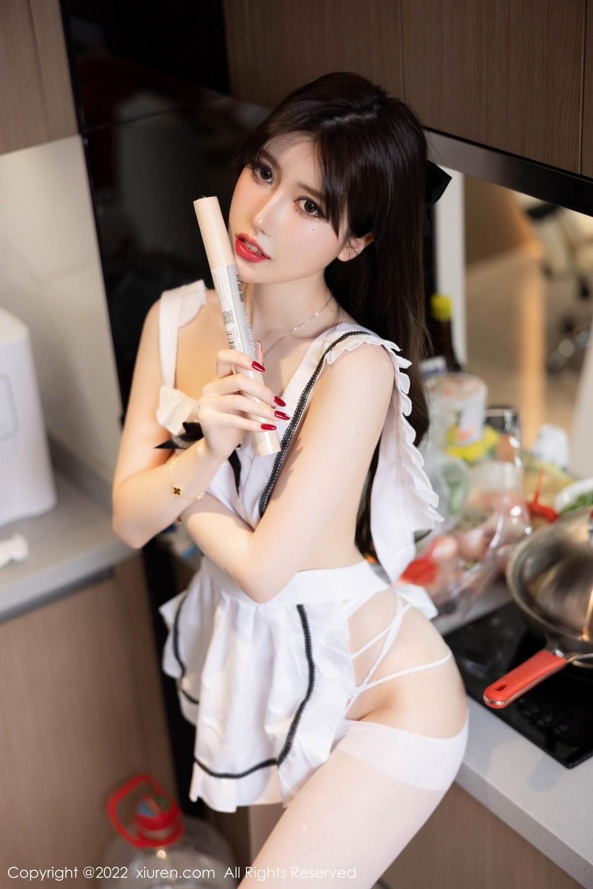 美桃酱海南心愿旅拍粉色收身衣+私房白色女仆性感迷人写真