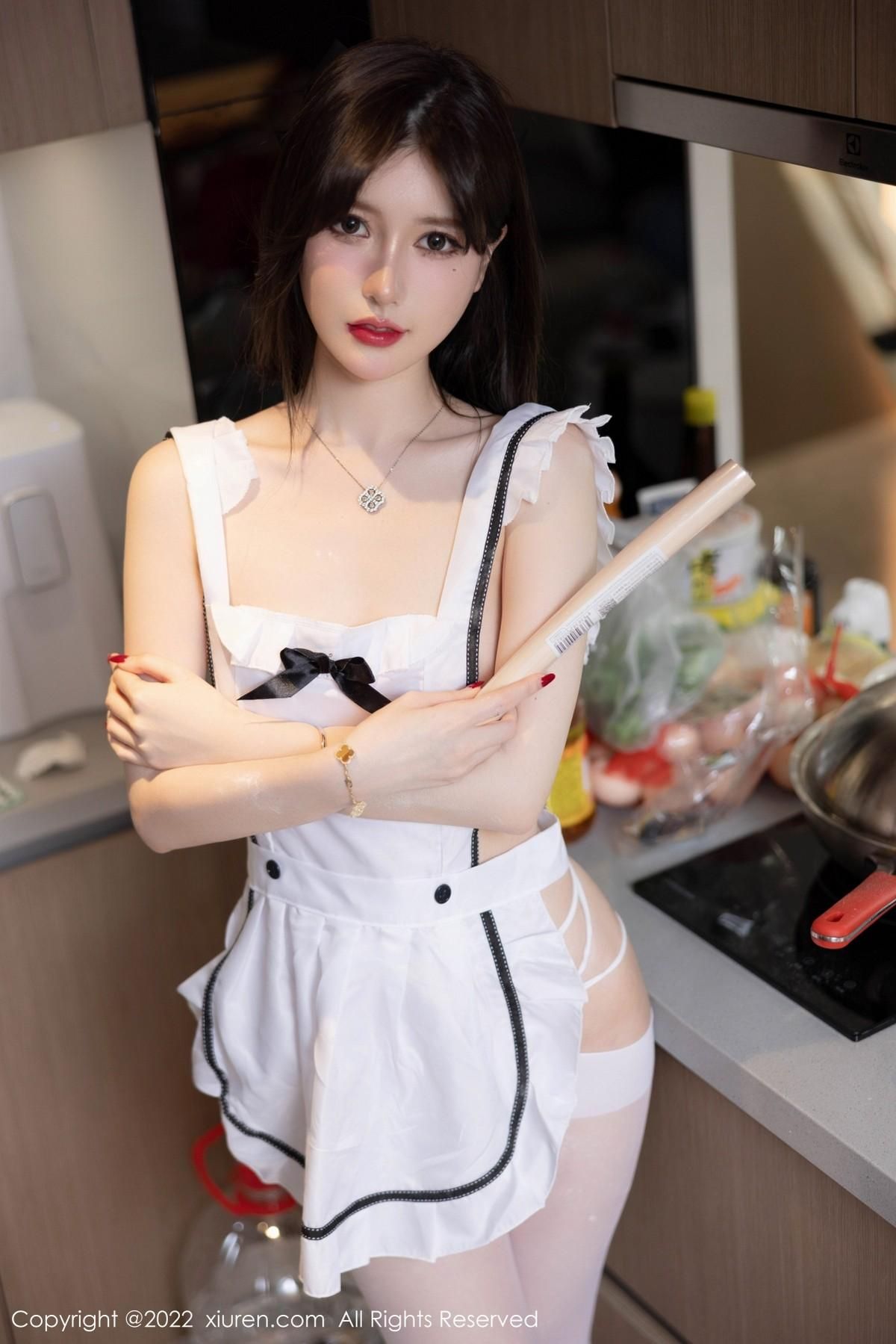 美桃酱海南心愿旅拍粉色收身衣+私房白色女仆性感迷人写真
