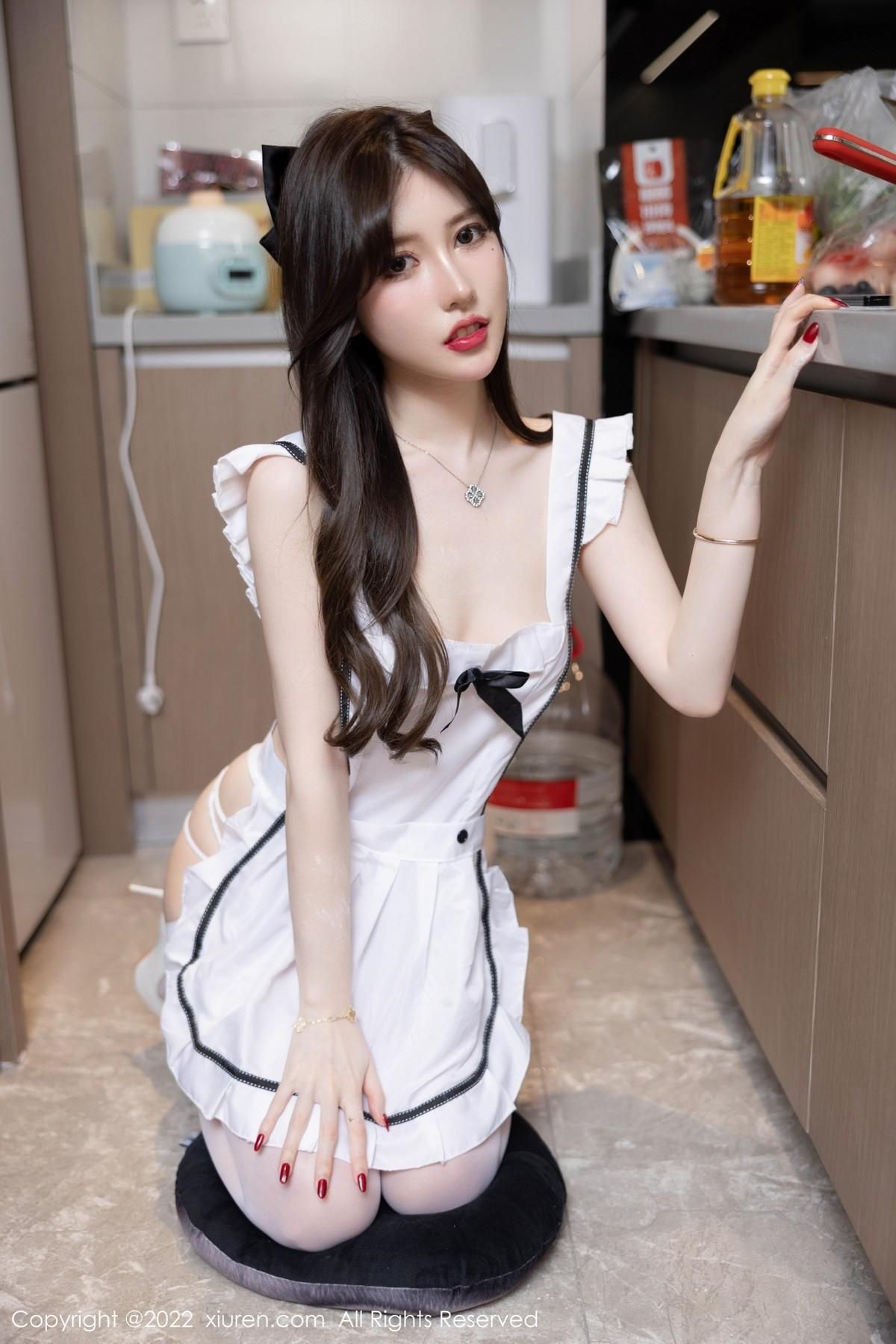 美桃酱海南心愿旅拍粉色收身衣+私房白色女仆性感迷人写真