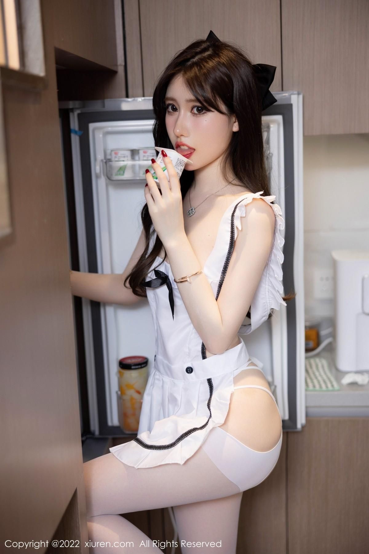 美桃酱海南心愿旅拍粉色收身衣+私房白色女仆性感迷人写真