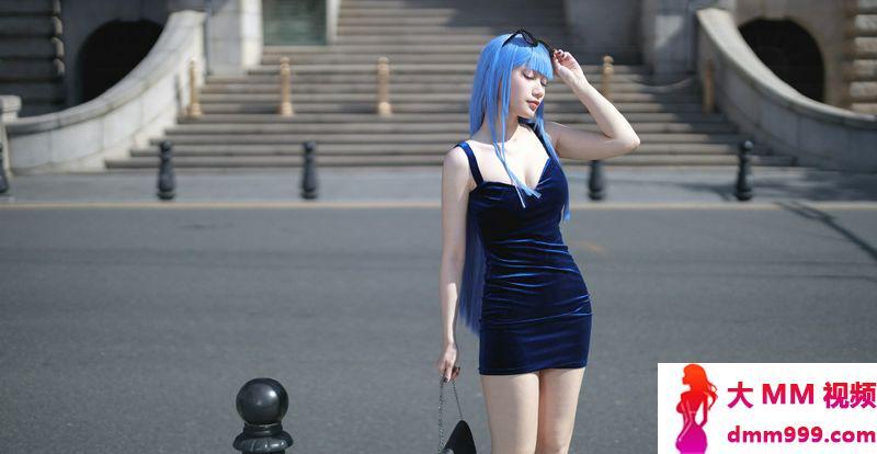 蓝发美女性感大长腿写真图片