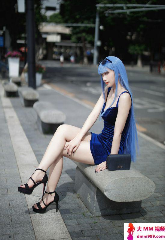 蓝发美女性感大长腿写真图片