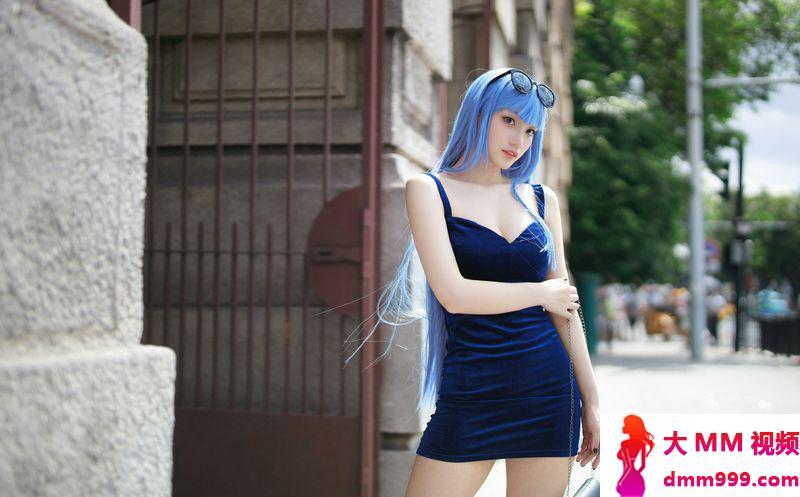 蓝发美女性感大长腿写真图片