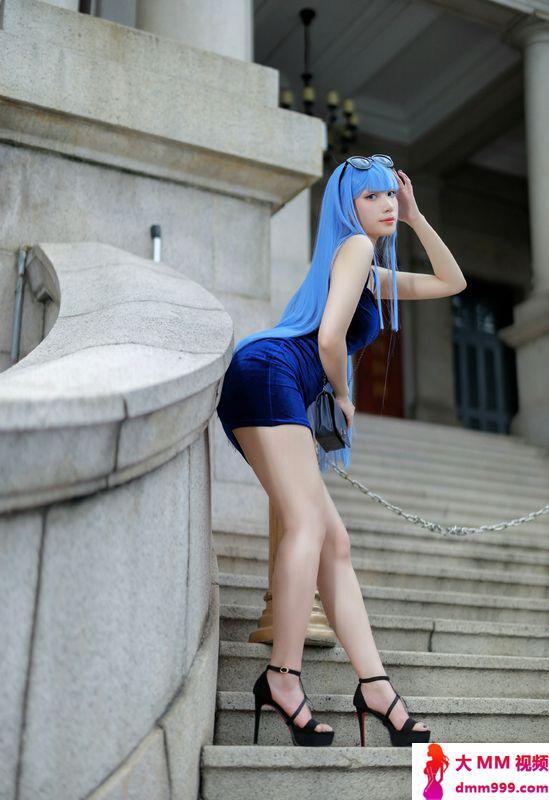 蓝发美女性感大长腿写真图片