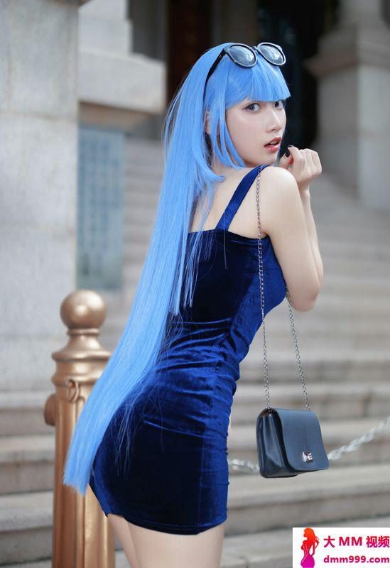 蓝发美女性感大长腿写真图片