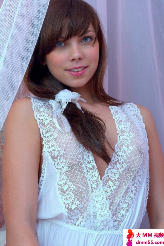 ShavedBrunetteBabeCarlaJessiwithBlueEyes