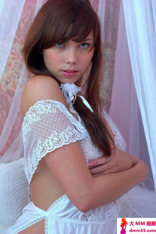 ShavedBrunetteBabeCarlaJessiwithBlueEyes