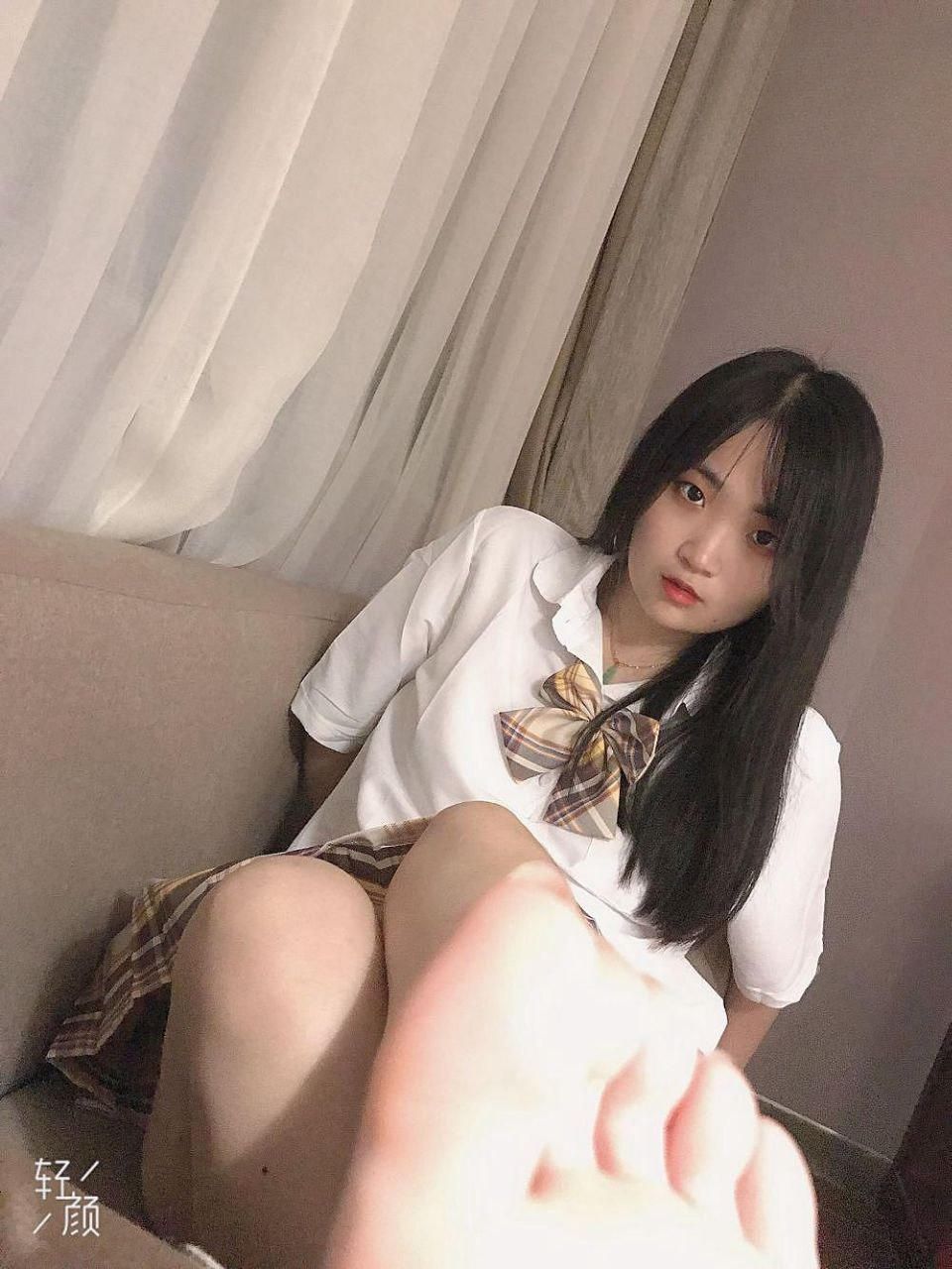 光看脸挺单纯的一个姑娘，一言不合就掰开双腿玩跳蛋