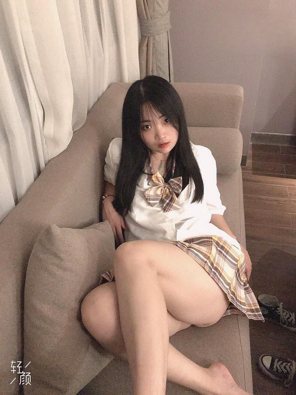 光看脸挺单纯的一个姑娘，一言不合就掰开双腿玩跳蛋